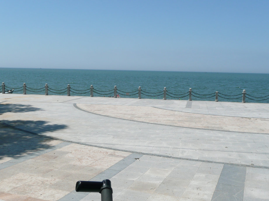 白沙滩浴场边。