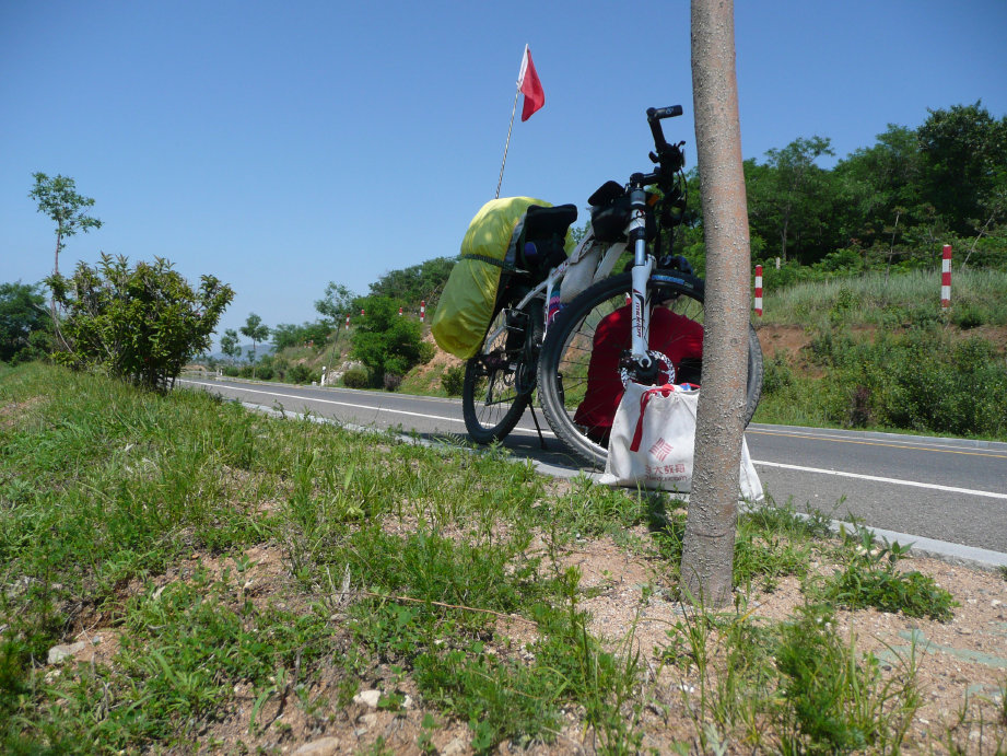 天很热在路边休息一下，海滨的路很少有树木。遇见一小树休息会儿。