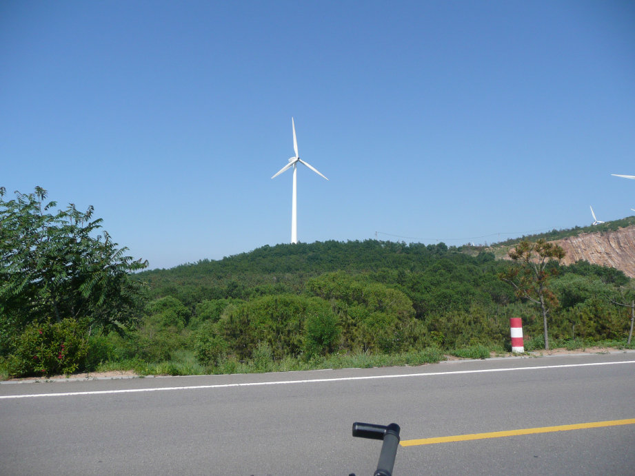 海边风很大有很多的风机。