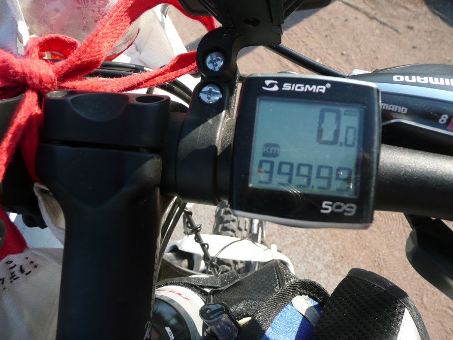 里程表显示999.99公里。