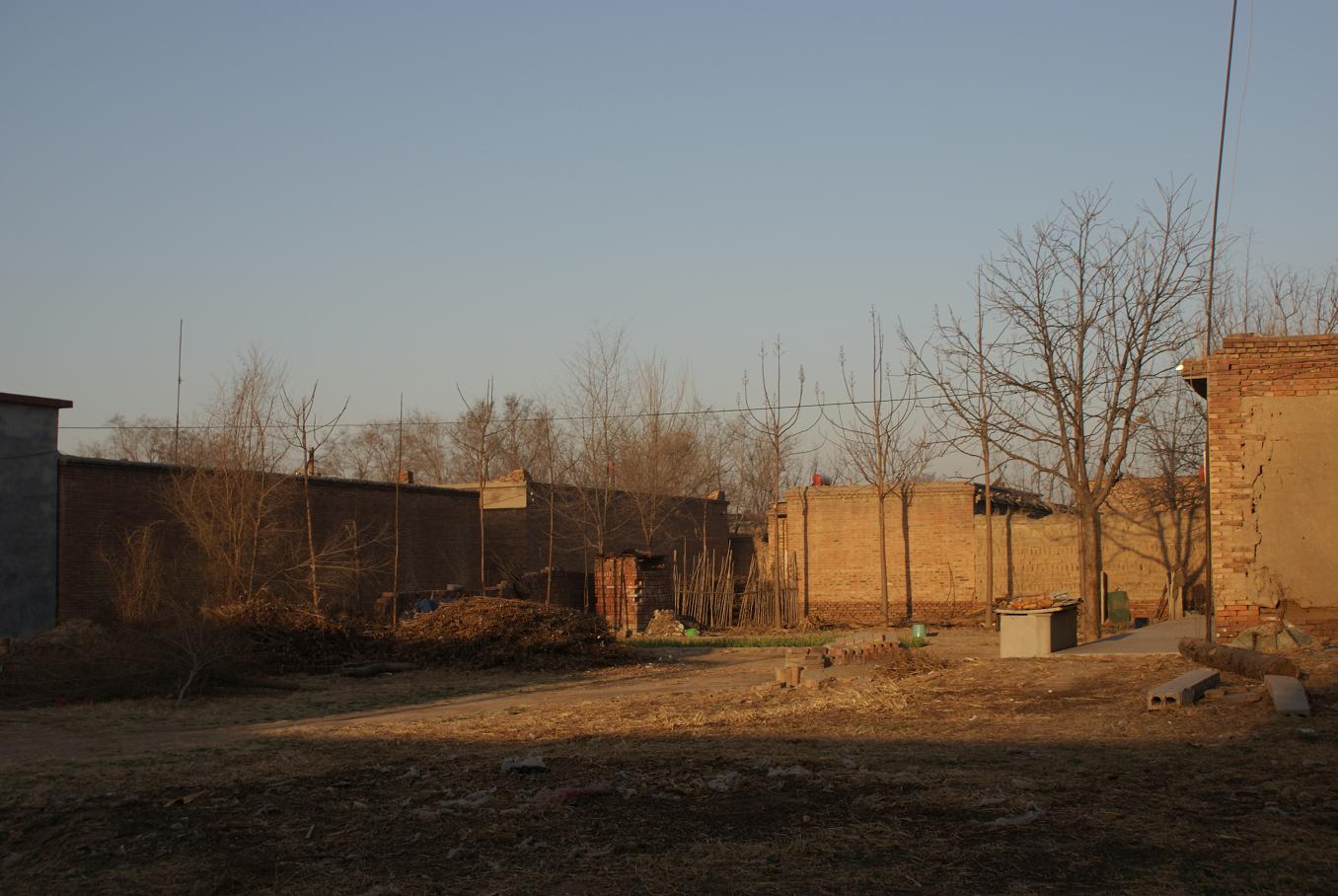 旭日东升，小村子立即穿上了金色的外衣，神采奕奕地微笑着，如同天真的孩子，无忧无虑地沐浴着晨光。 ...