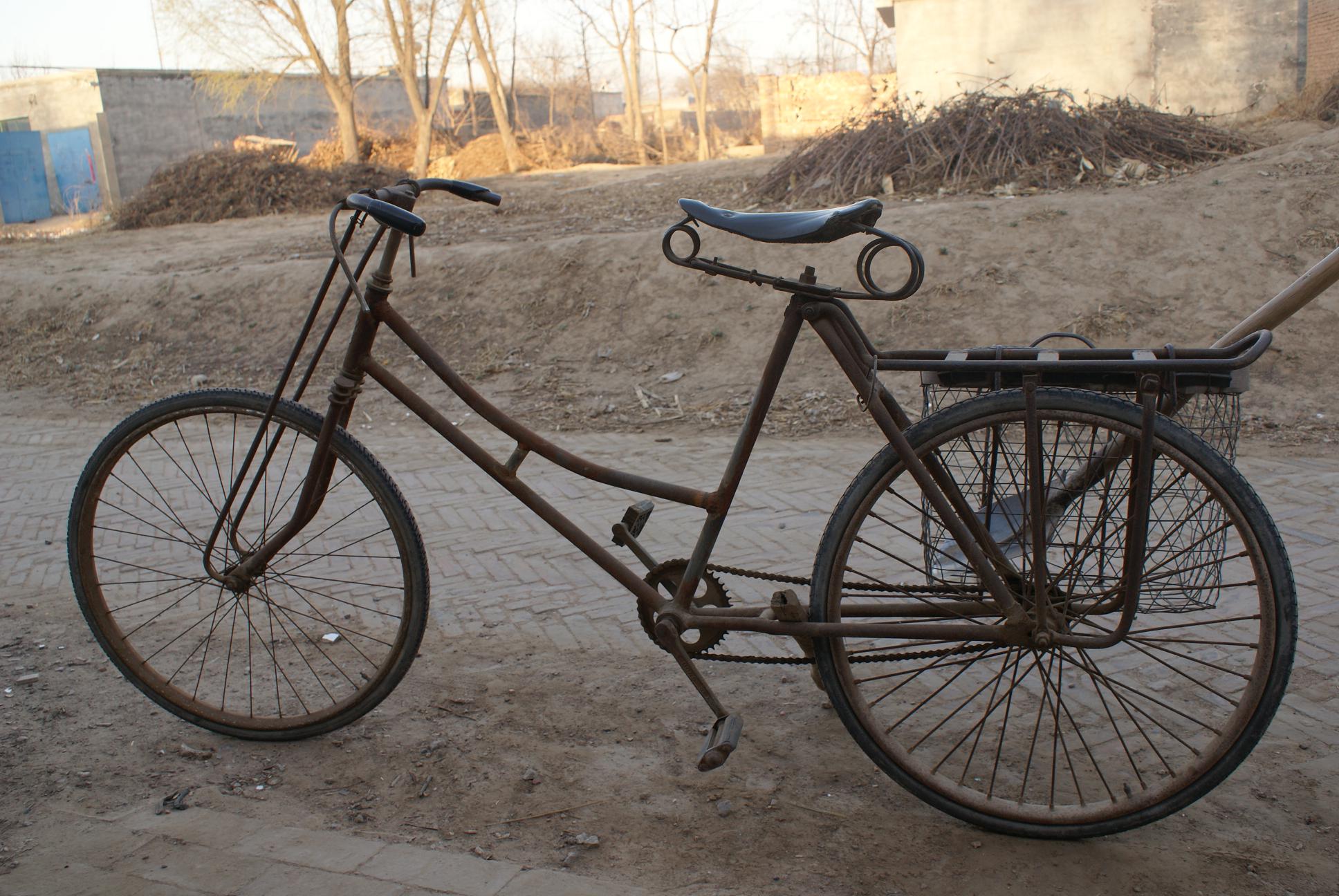 村子里一辆单车停放着，似乎是神采奕奕又像是鳌里夺尊，试想，身穿鲜艳的骑行服，戴好单车用头盔，再骑上这 ...