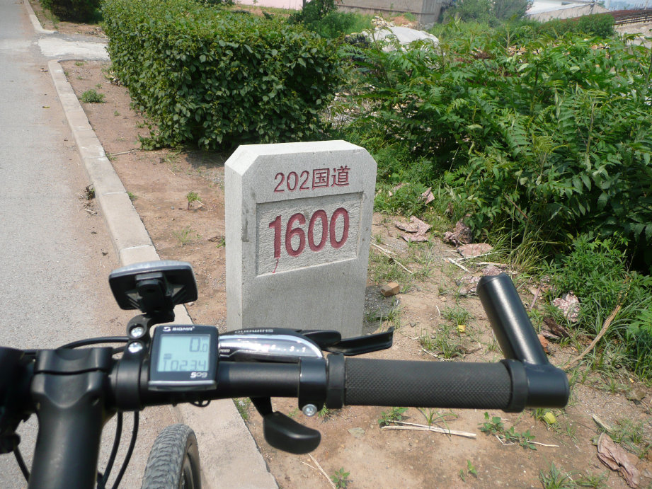 俺的车车和202国道里程碑合个影。