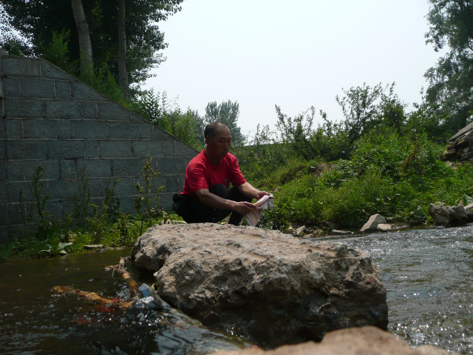 在小河边洗一洗。