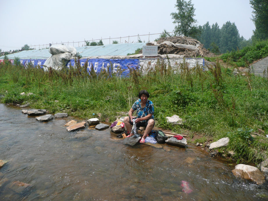当地的人在小河里洗衣服。