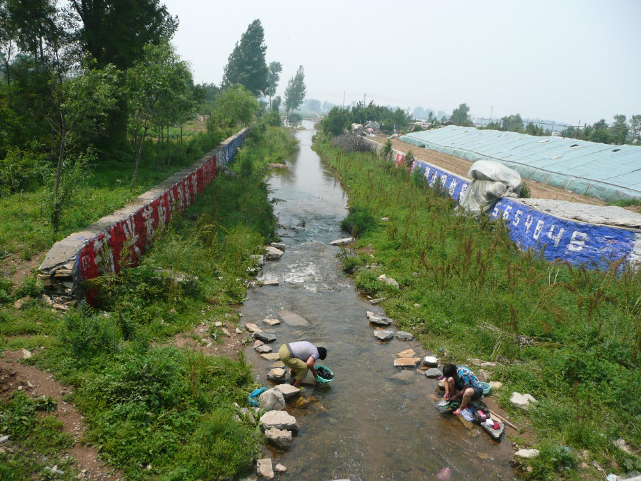 小河的水很清。
