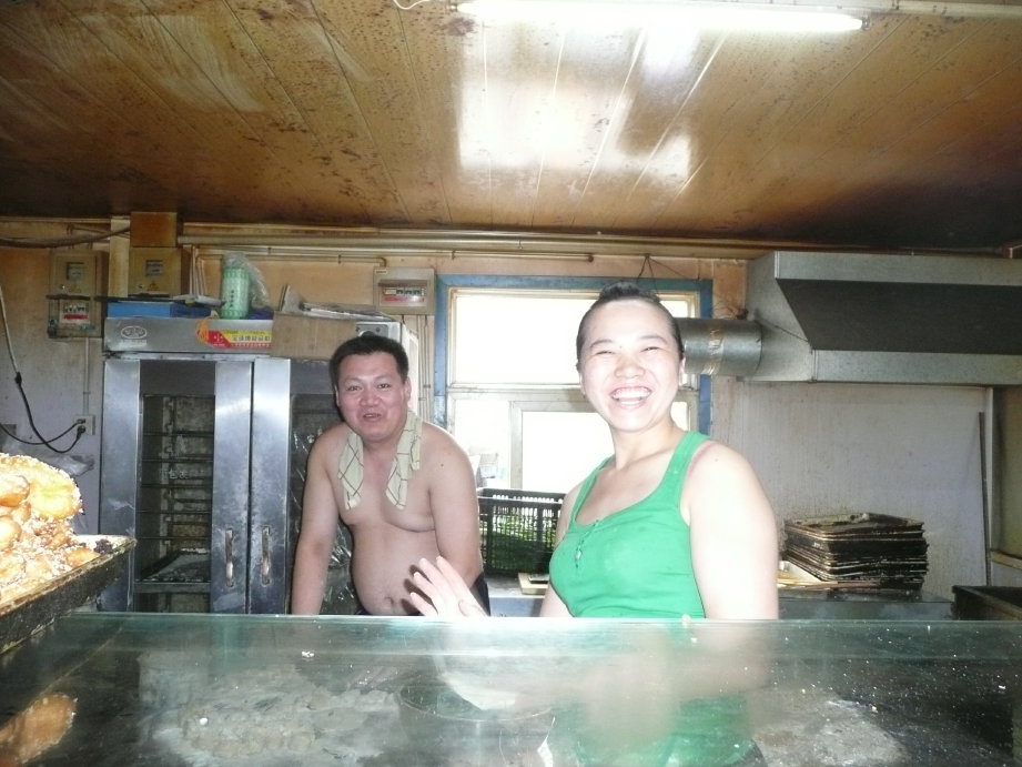 到这儿买点儿路上代的吃的。