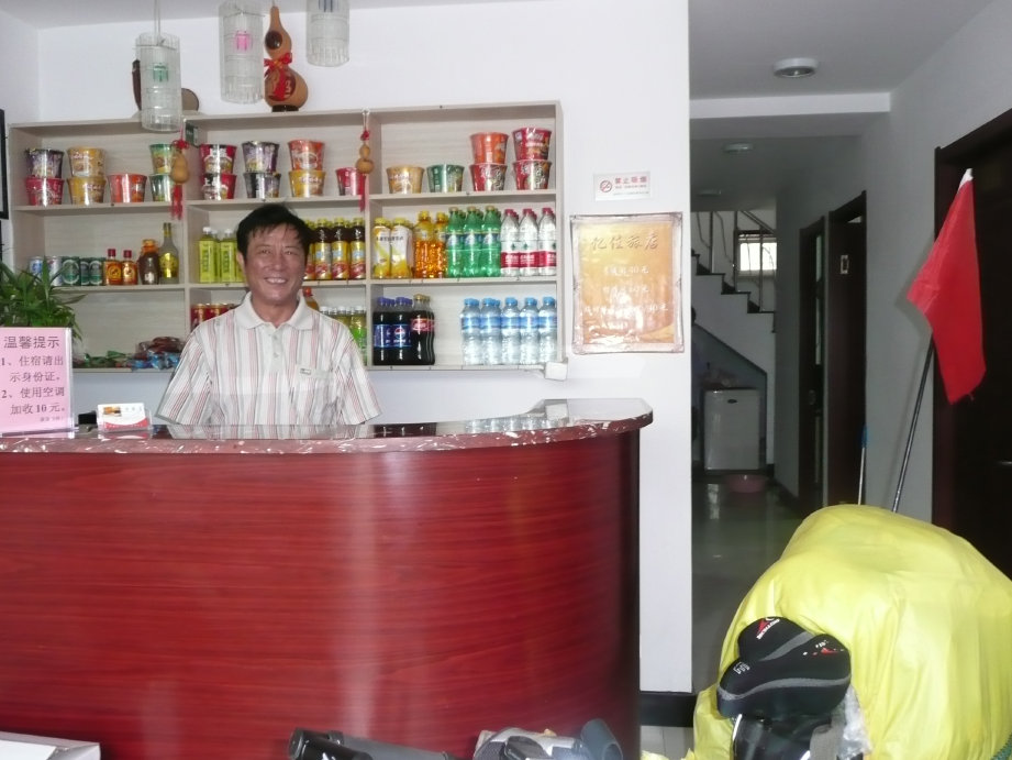 旅店主人和我的车车。旅店很干净店女老板很好的人。