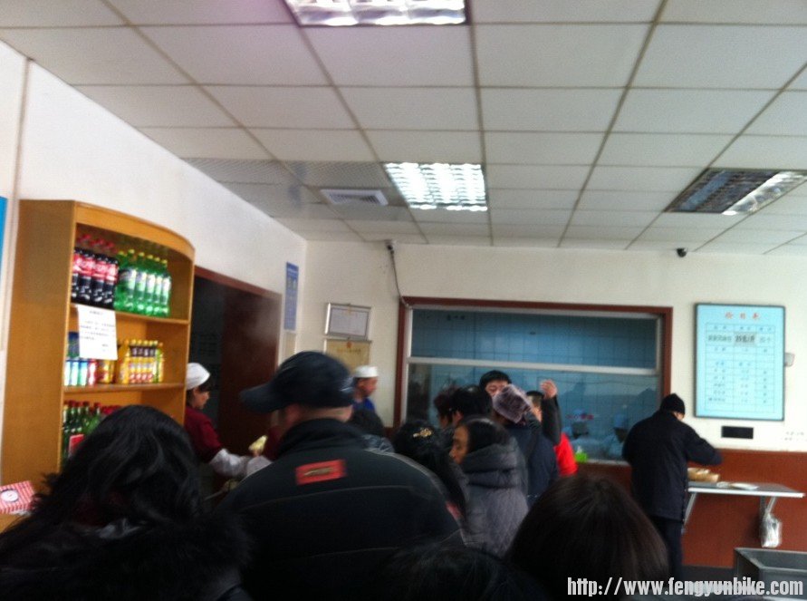 这包子店的人啊，排队都排这么远了