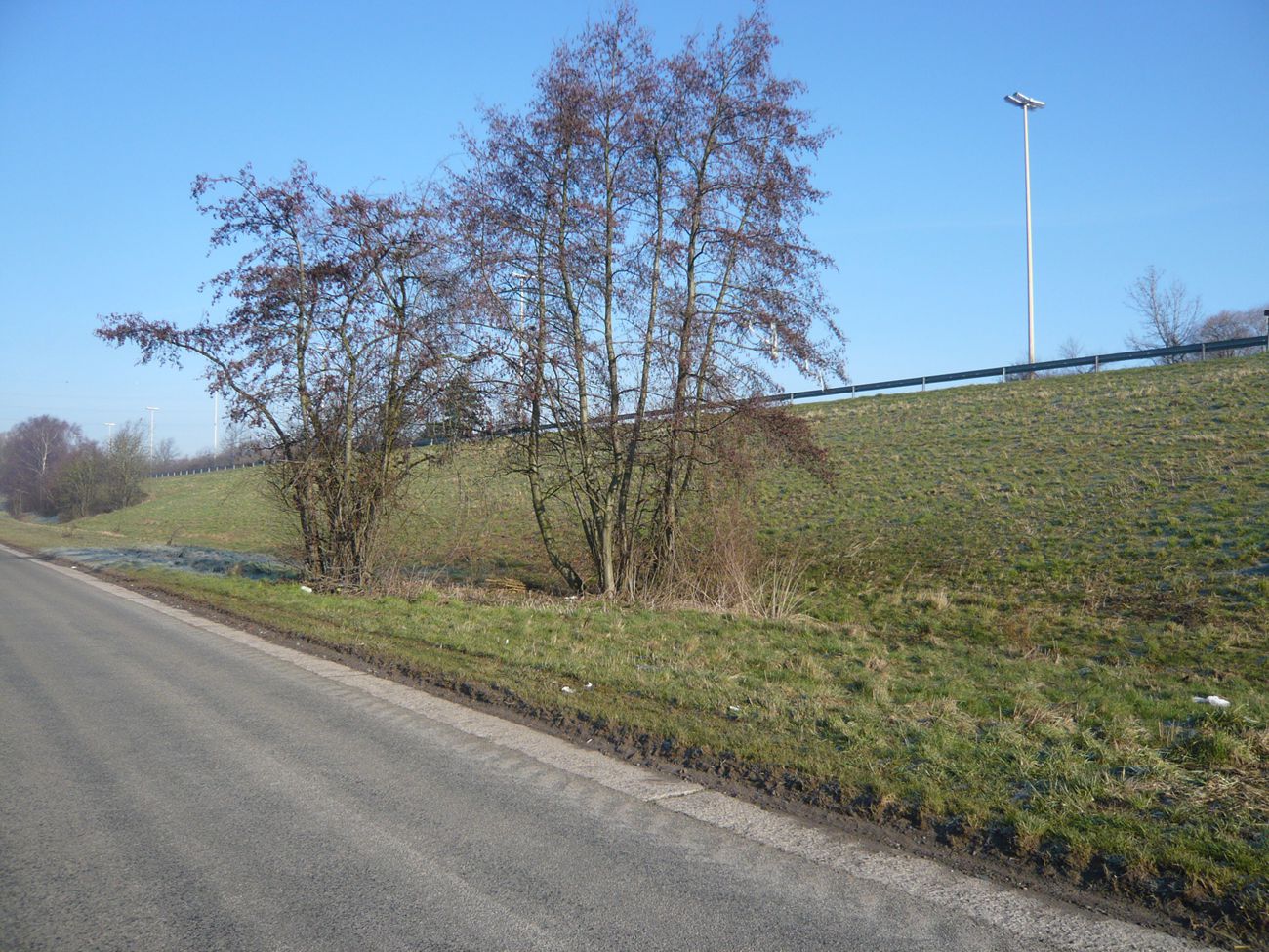 乡间小路，上面是高速公路