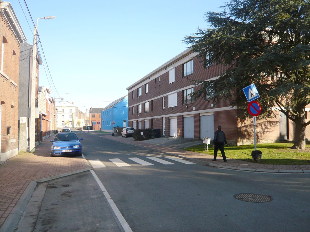 马路右边是政府的廉租房