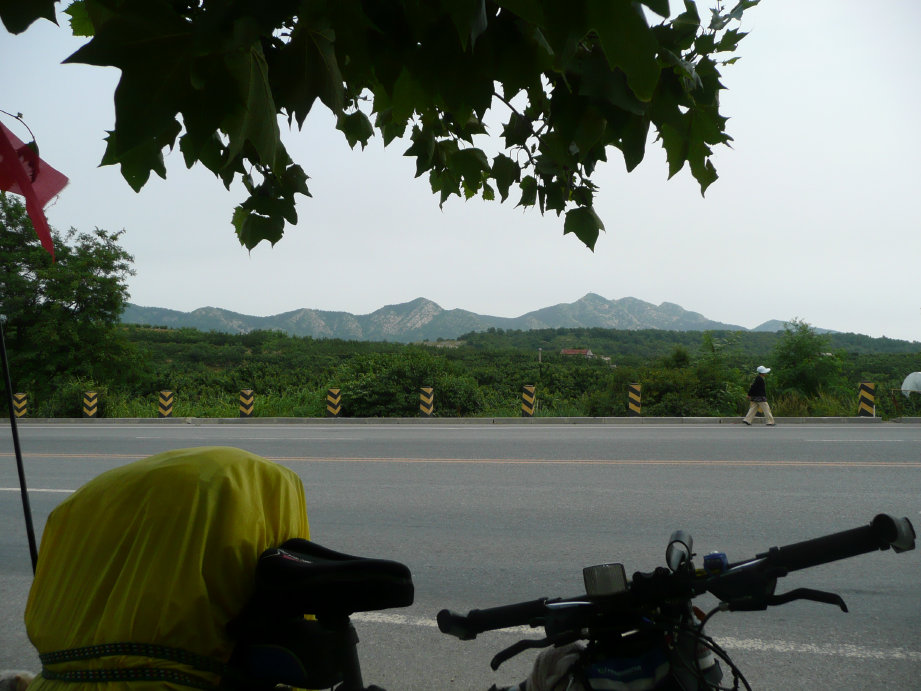 在山路边休息会。旁边是采摘园。