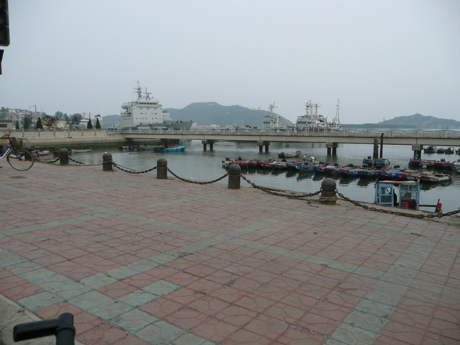 军港边。
