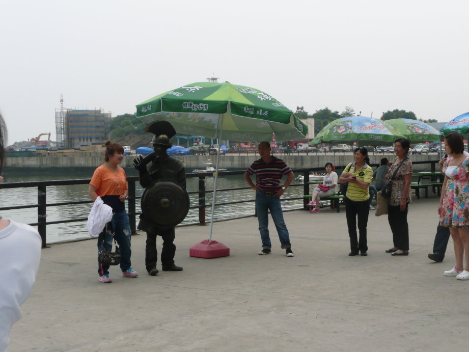 与人偶拍照10元。