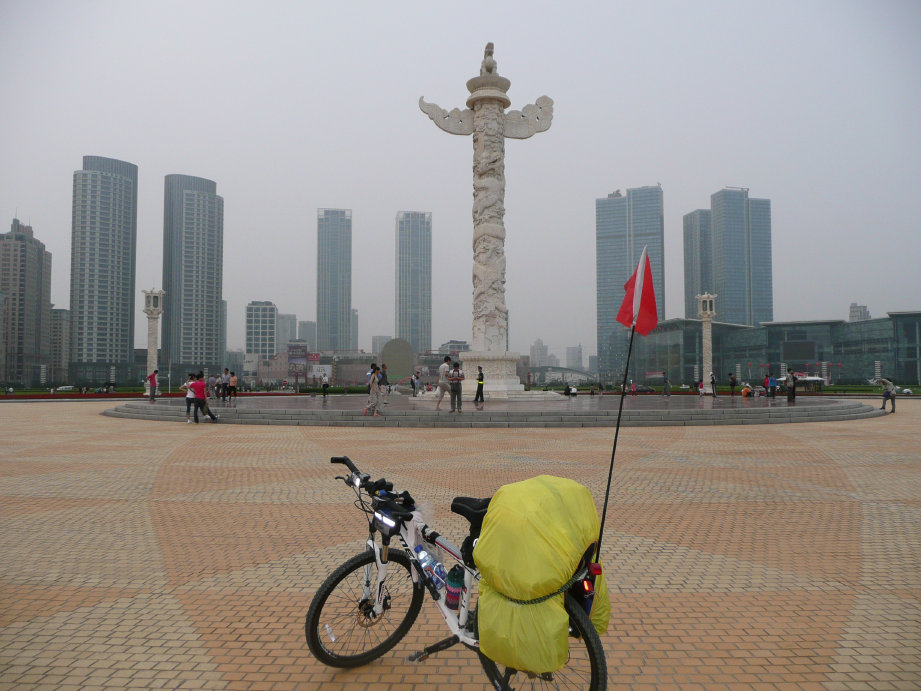 星海广场中的华表。