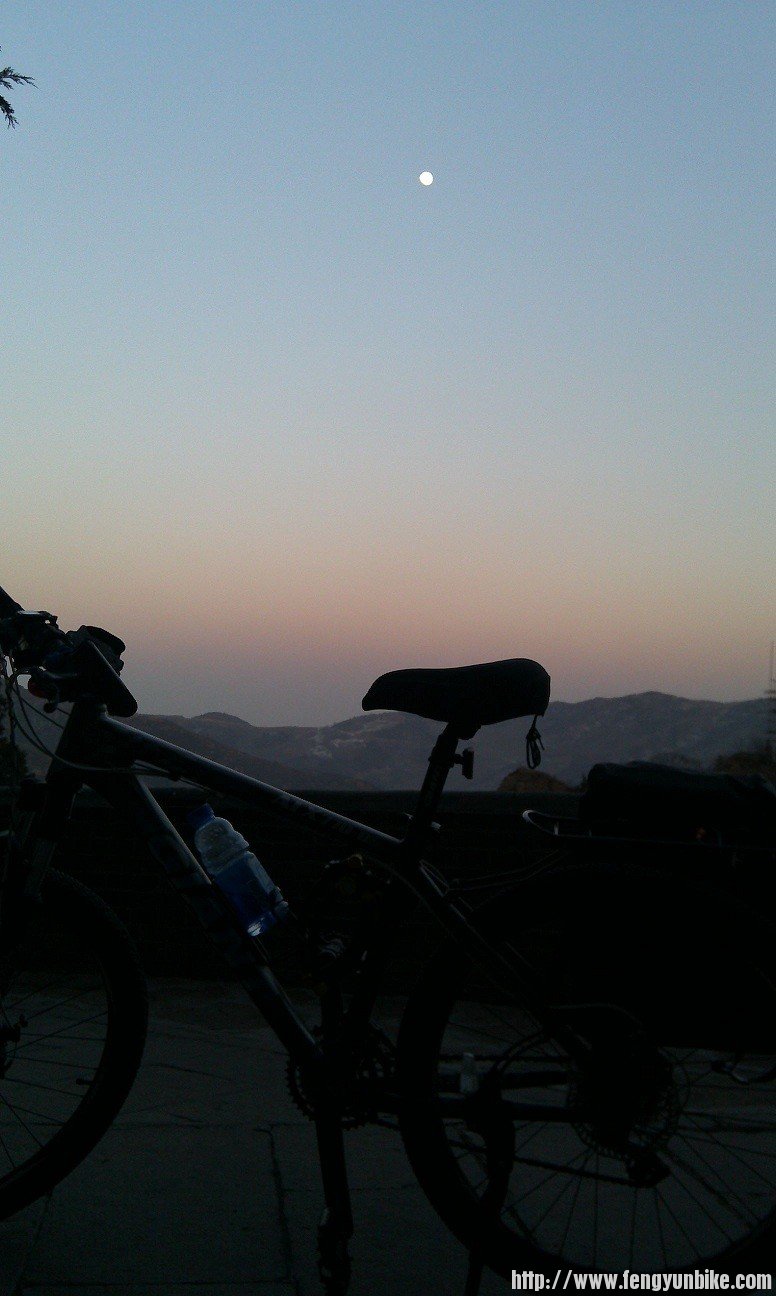 明天就是元霄节，今天的月亮很明亮