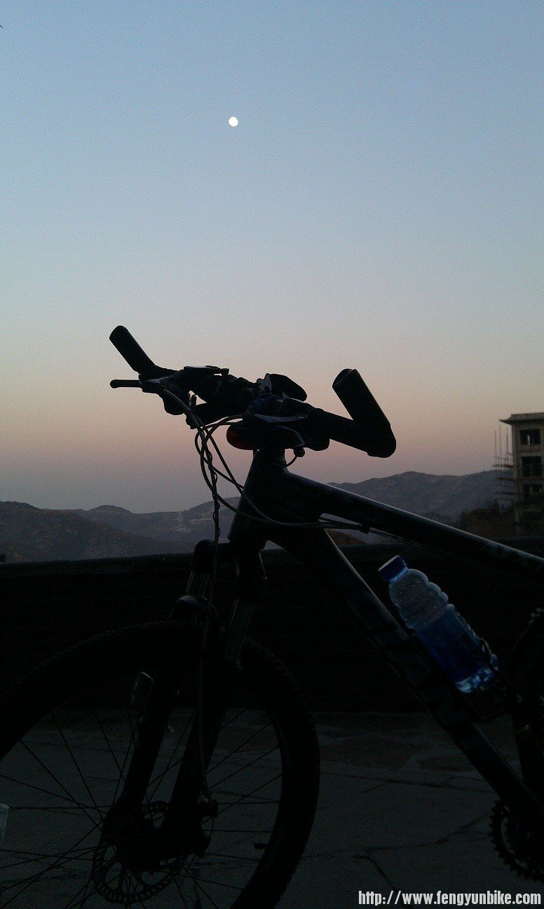 明天就是元霄节，今天的月亮很明亮