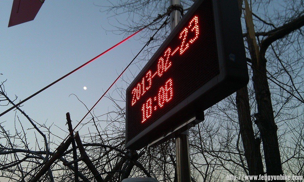 选一个角度，把电子屏和月亮都拍进去