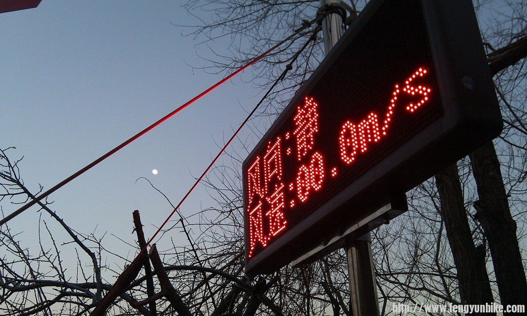 选一个角度，把电子屏和月亮都拍进去