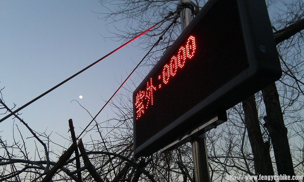 选一个角度，把电子屏和月亮都拍进去