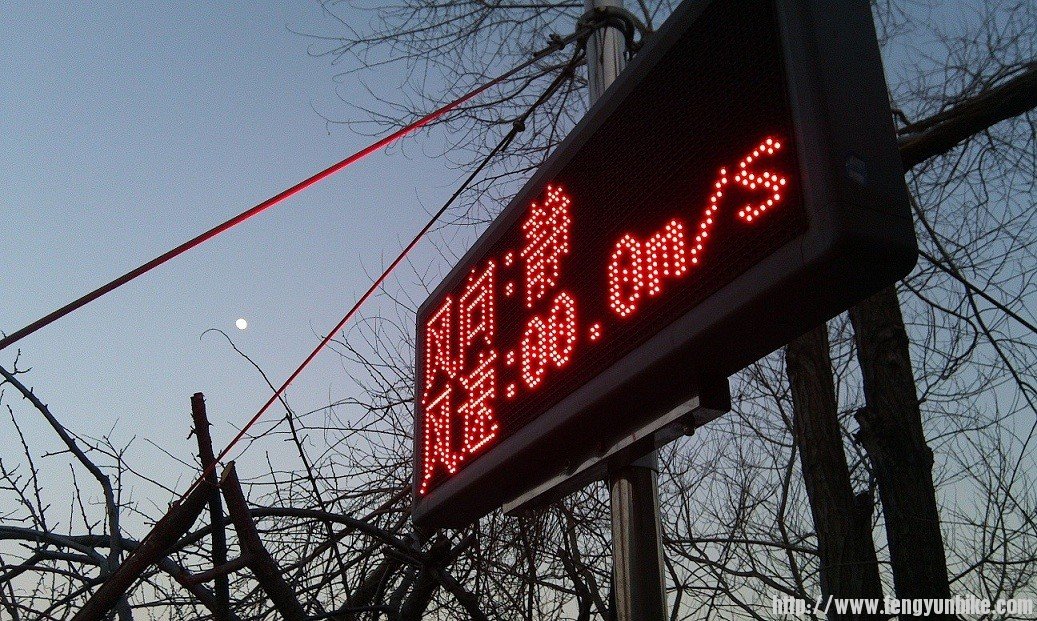 选一个角度，把电子屏和月亮都拍进去