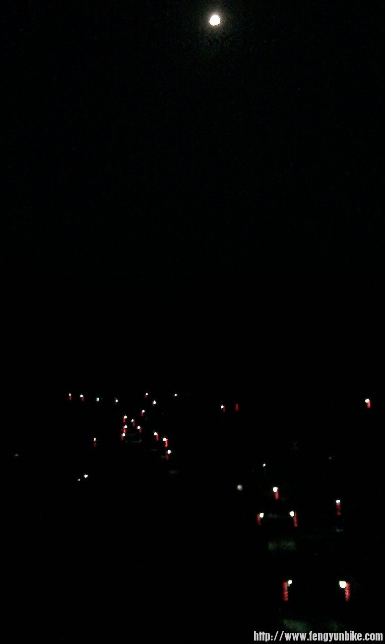 上面是月亮，下面是村里的路灯