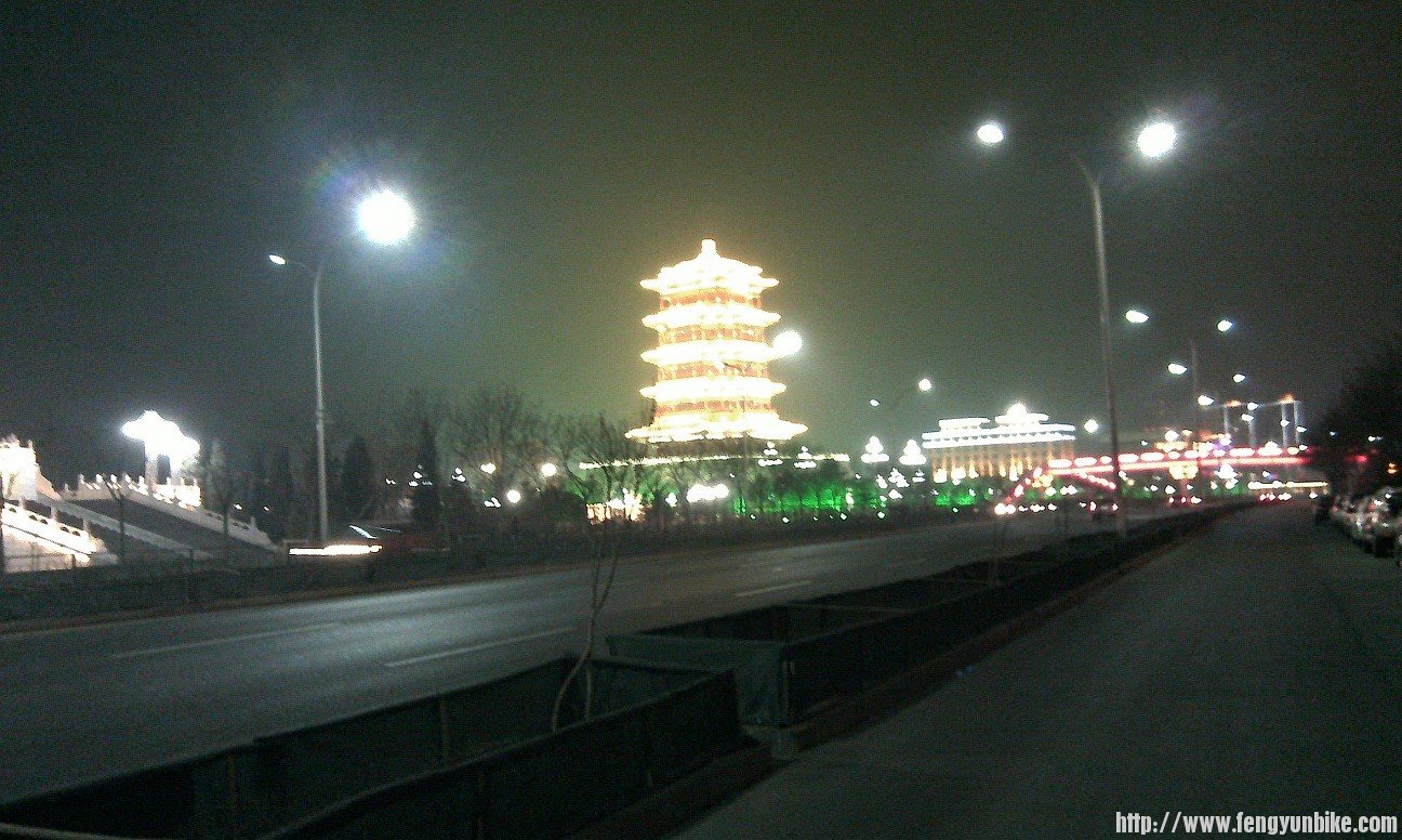 永定河边上的塔灯火辉煌
