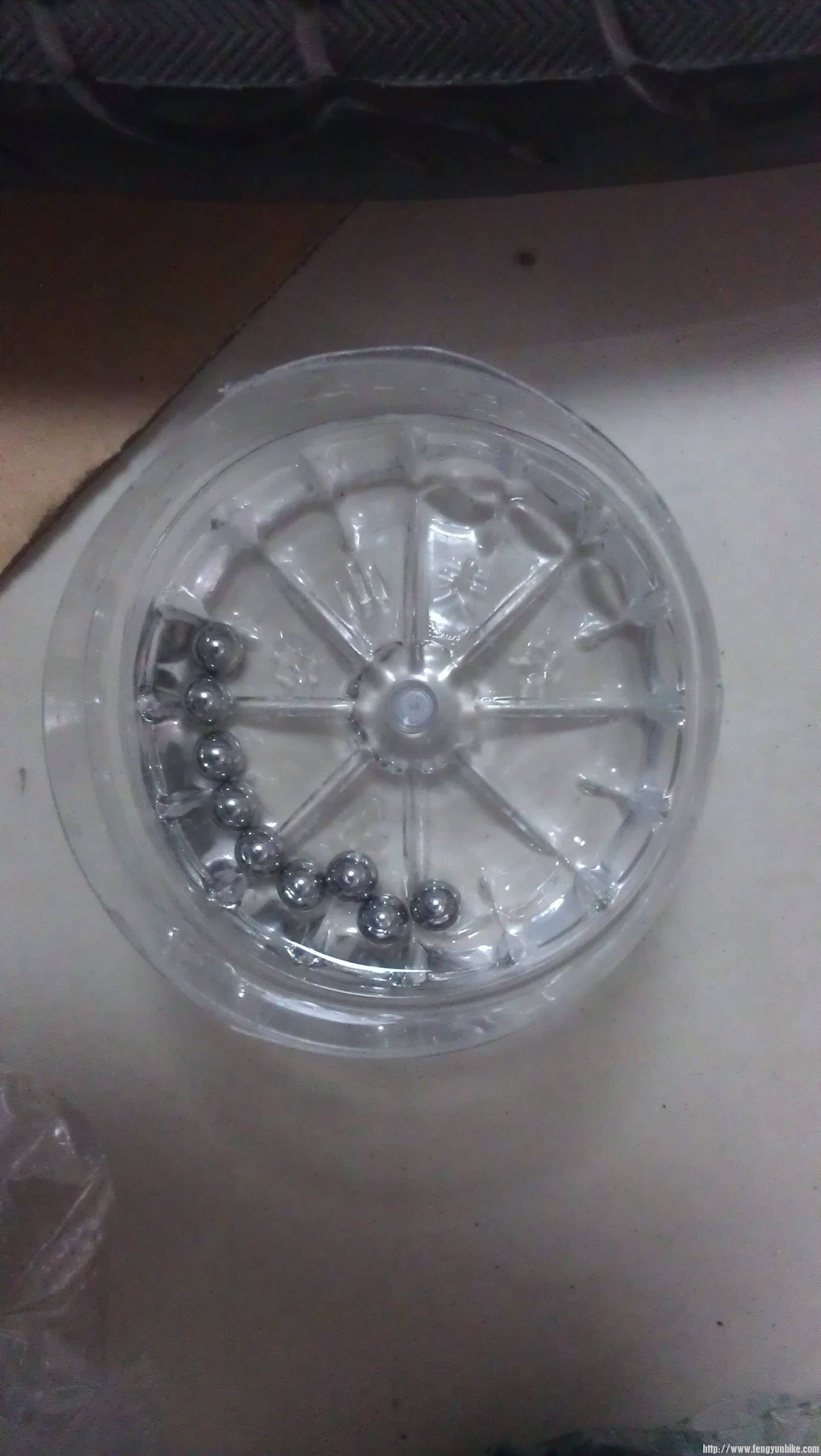 这个就是轴承珠子。用酒精把原来的黄油洗干净。职业病