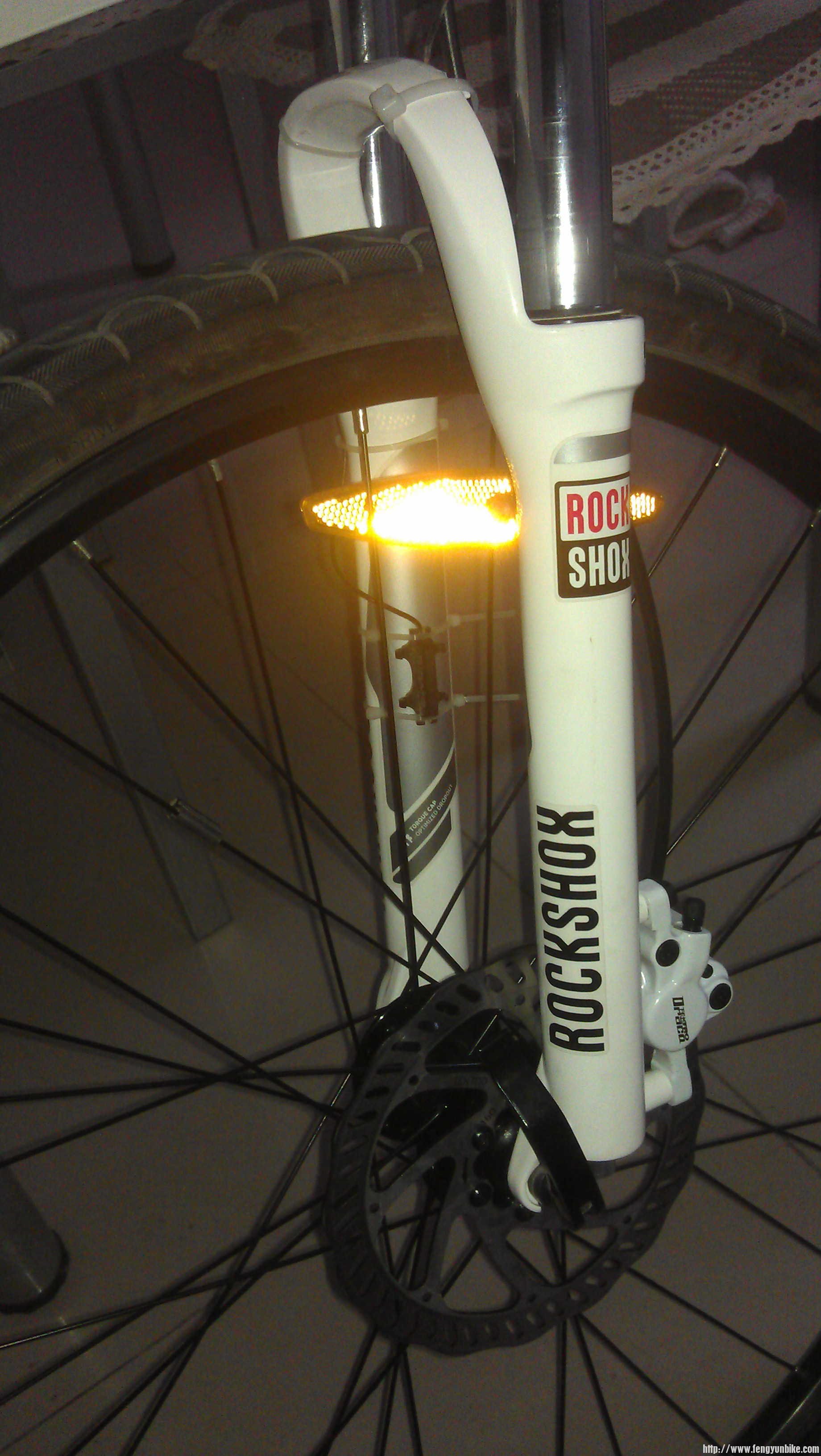 自己装的码表。还好我家那种绑扎带多得是、