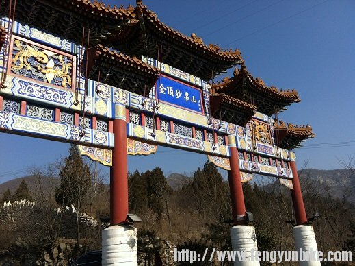 到了牌楼，天明显变蓝了，心情大好