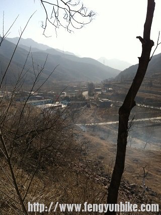 开始爬坡了远处的雾霾