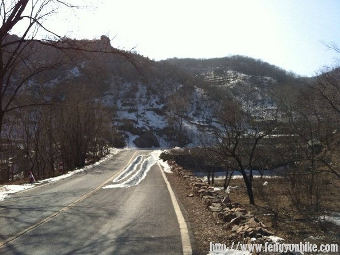 阴面的雪还没有化完