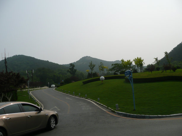 山路缓缓下坡。通向棒棰岛。