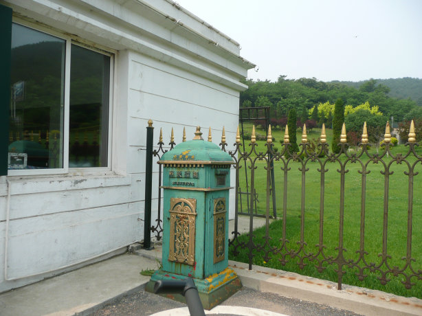 收费门口的邮筒。