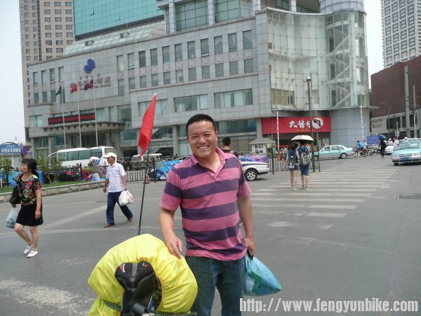 这哥们也想骑车旅游。