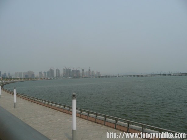 开发区海边。