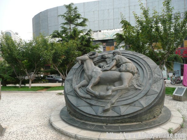 开发区广场雕塑。