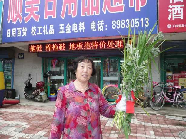 路边的当地人告诉这是过五月节的风俗。