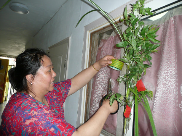 热情的老板帮我沾到窗上。