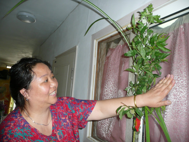 看笑的多开心，好富态的女老板。