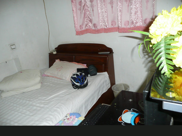 房间干净有电脑。