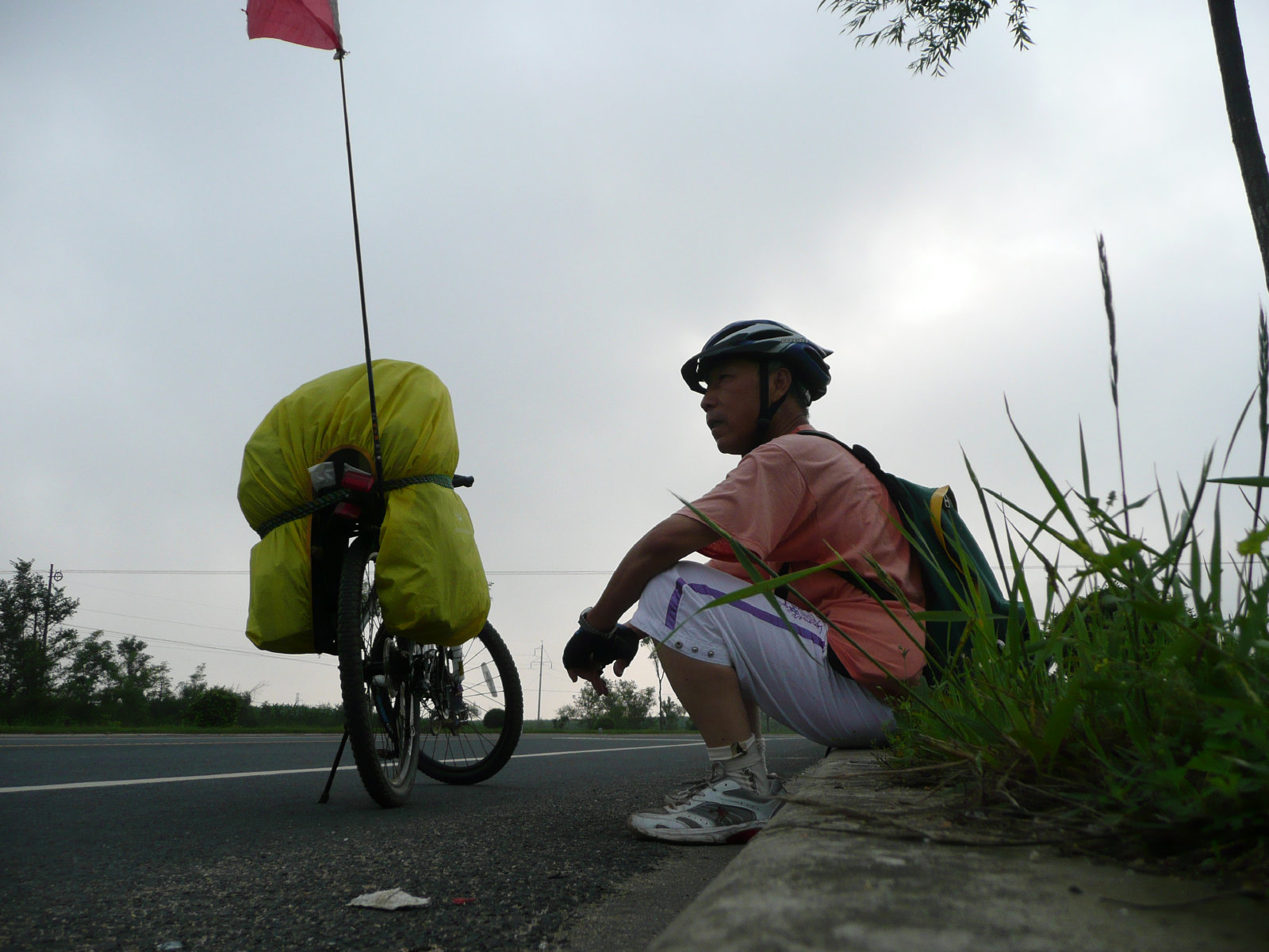 顶风骑累了休息会儿。