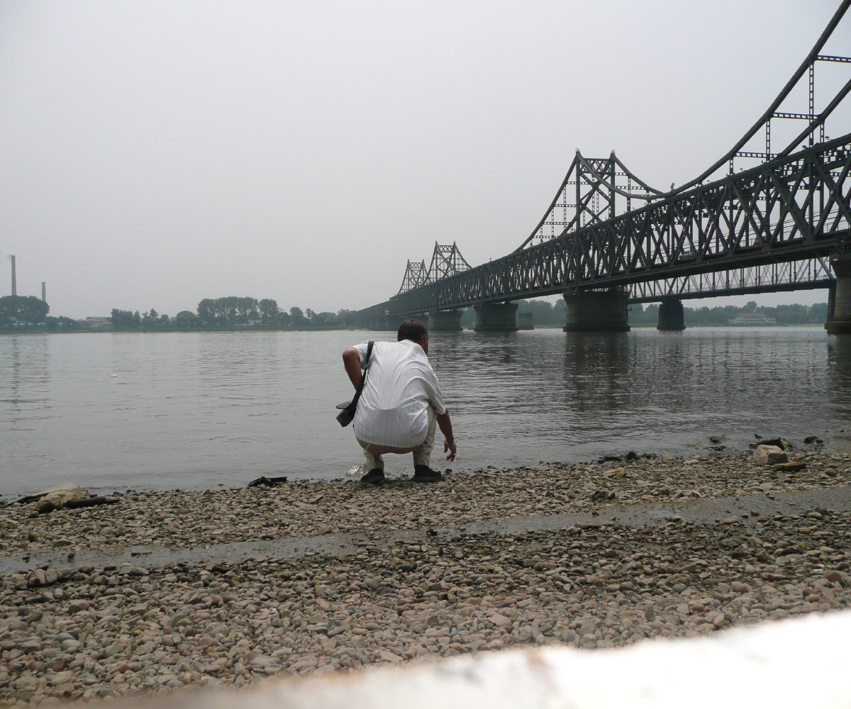 亲手撩一撩江水。