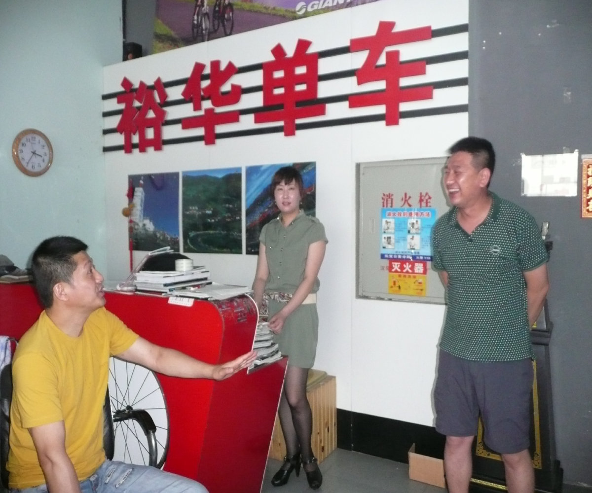 昨天遇到的骑友今天来帮助我。带我到自行车店来调试加油。