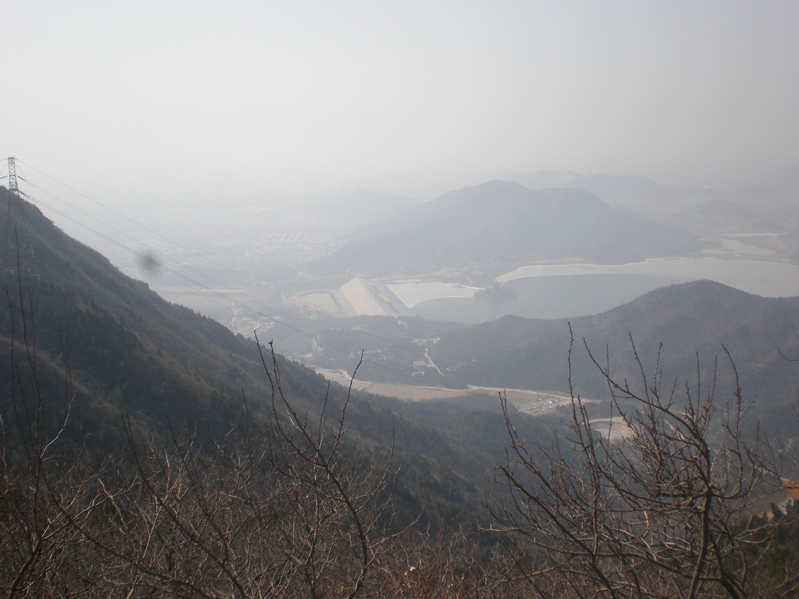 山顶看十三陵水库