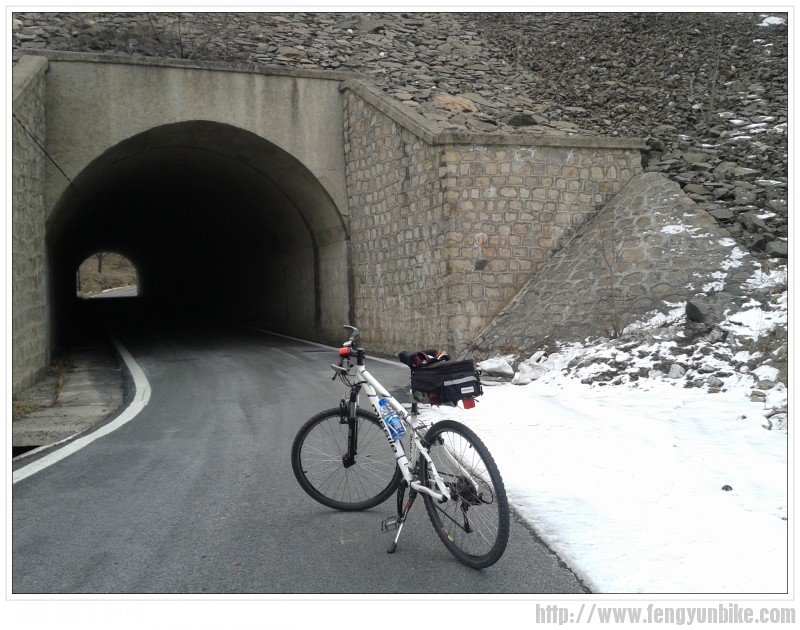 从上口东桥向东这条新路过这小隧道一直就到黑山寨