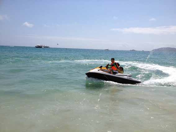 坐上了梦寐以求的摩托艇