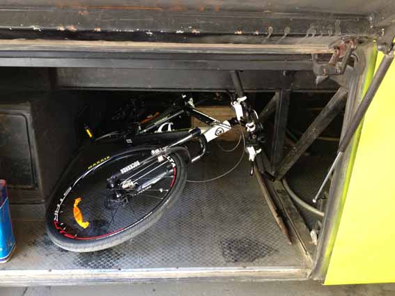 车在大巴货仓内