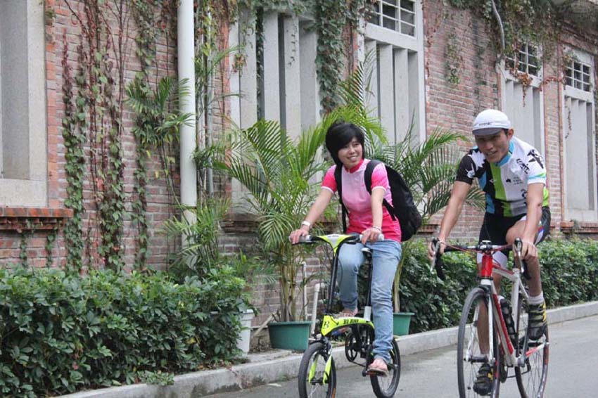 回到家乡的小唐和十七总是相约骑车