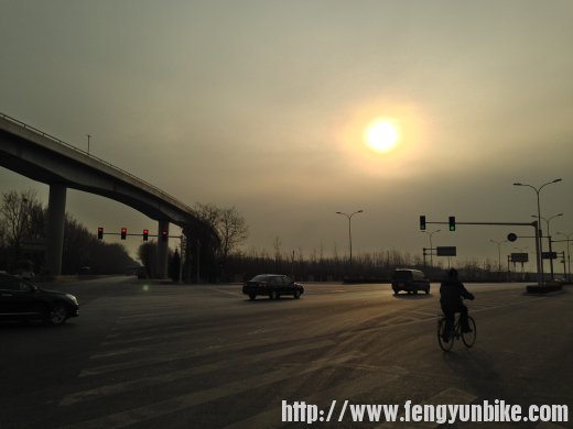 夕阳西下 骑行人在路上.jpg